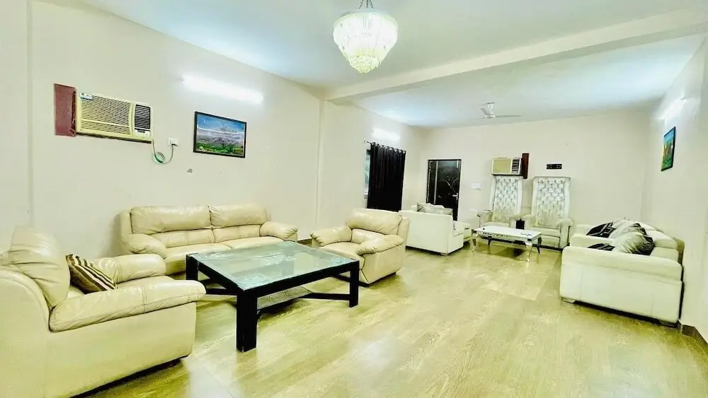 Гуруграм: Luxury Private Farmhouse