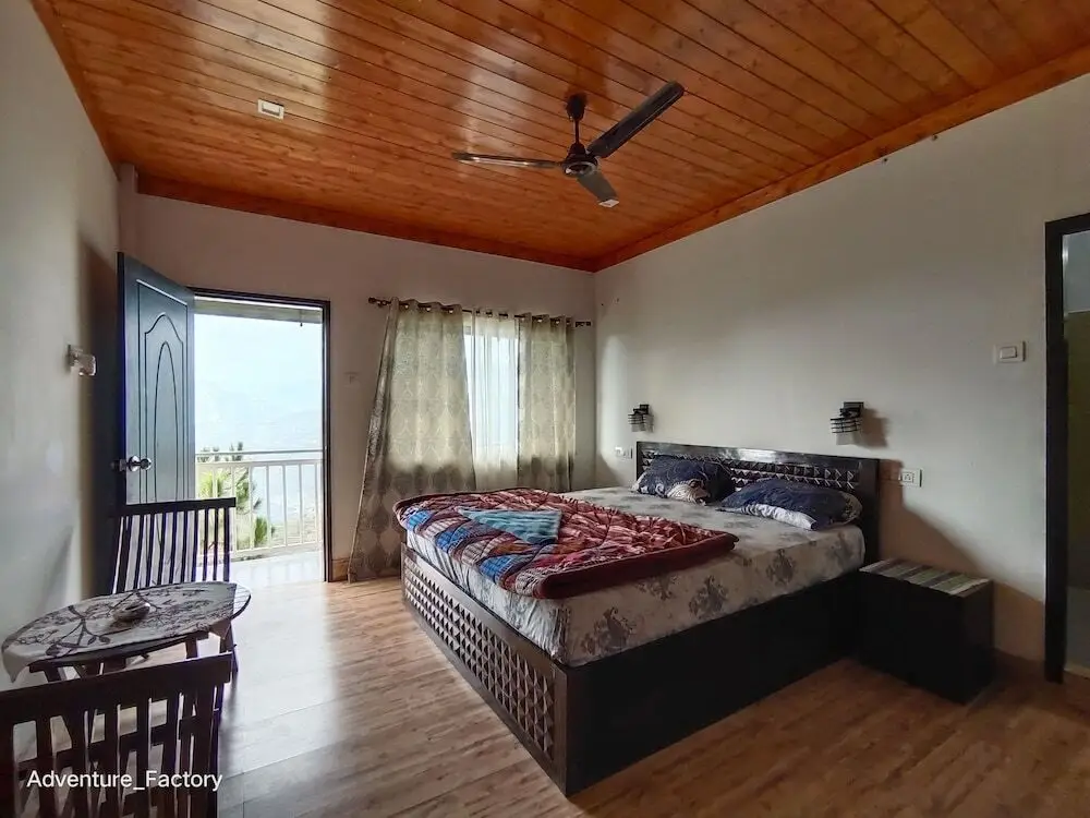 Техри: Atulya Neer Hotel