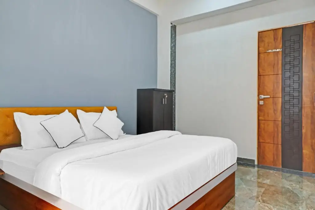 Сурат: Capital O 85756 Hotel Santeria Inn