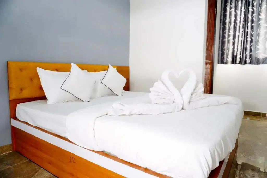 Сурат: Capital O 85756 Hotel Santeria Inn