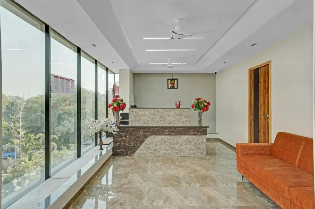 Сурат: Capital O 85756 Hotel Santeria Inn