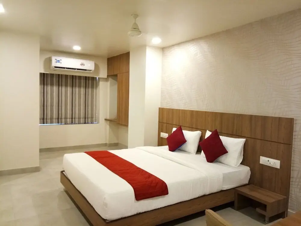 Тхане: Hotel Imperial