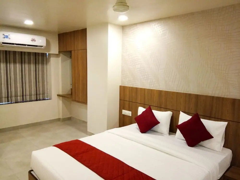 Тхане: Hotel Imperial