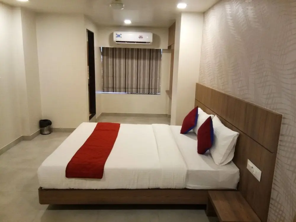 Тхане: Hotel Imperial