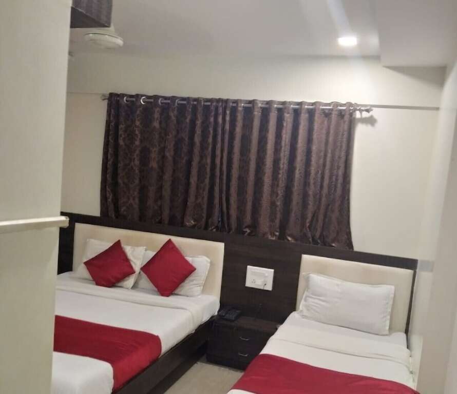 Тхане: Hotel Railway Inn