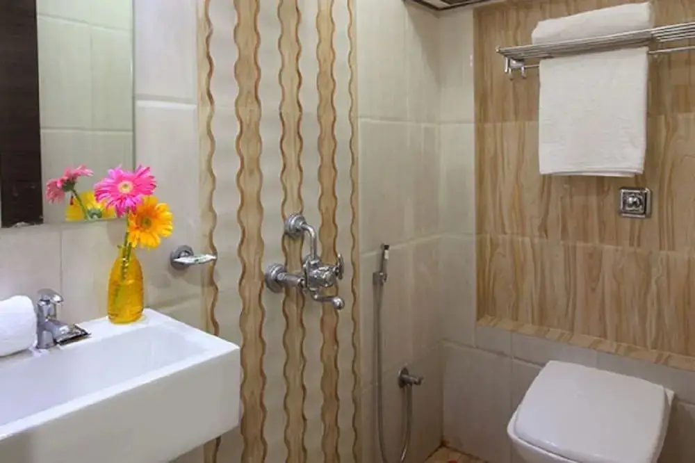 Тхане: Hotel Railway Inn