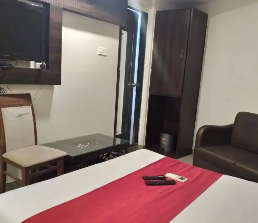 Тхане: Hotel Railway Inn