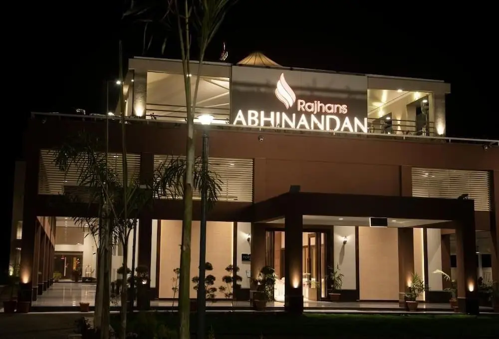 Hotel Rajhans Abhinandan — фото 1