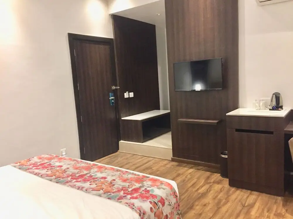 Техри: Hotel Le ROI Lake View koti