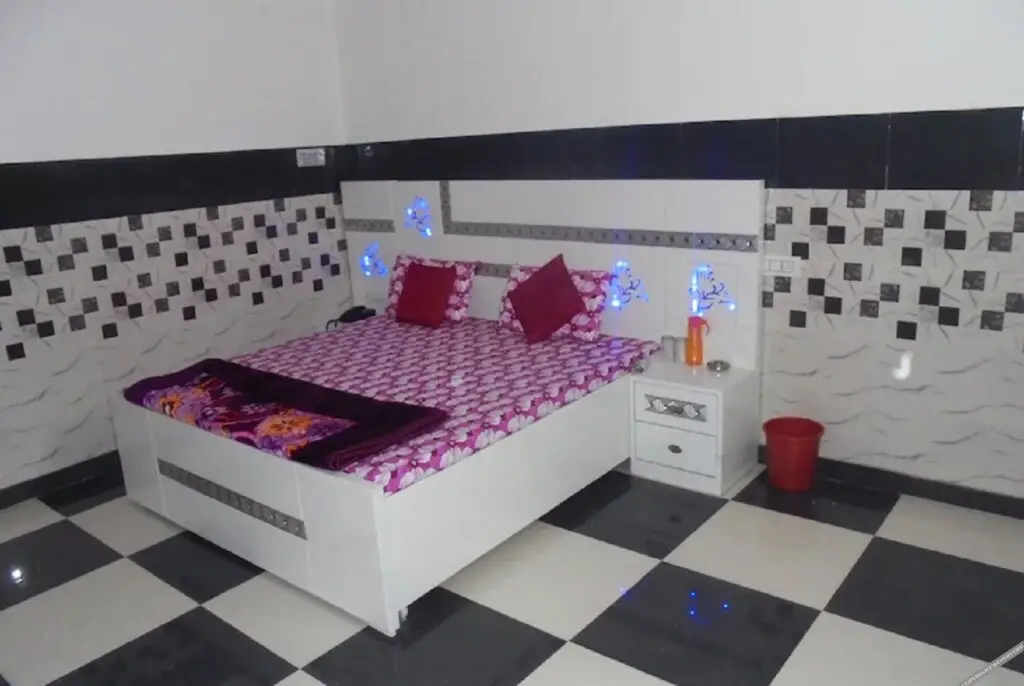 Мератх: Goroomgo Labh Mahal Meerut