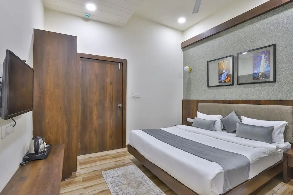 Ананд: Hotel SR Regency