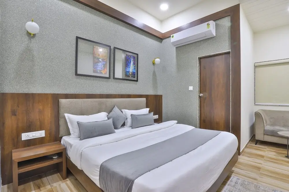 Ананд: Hotel SR Regency