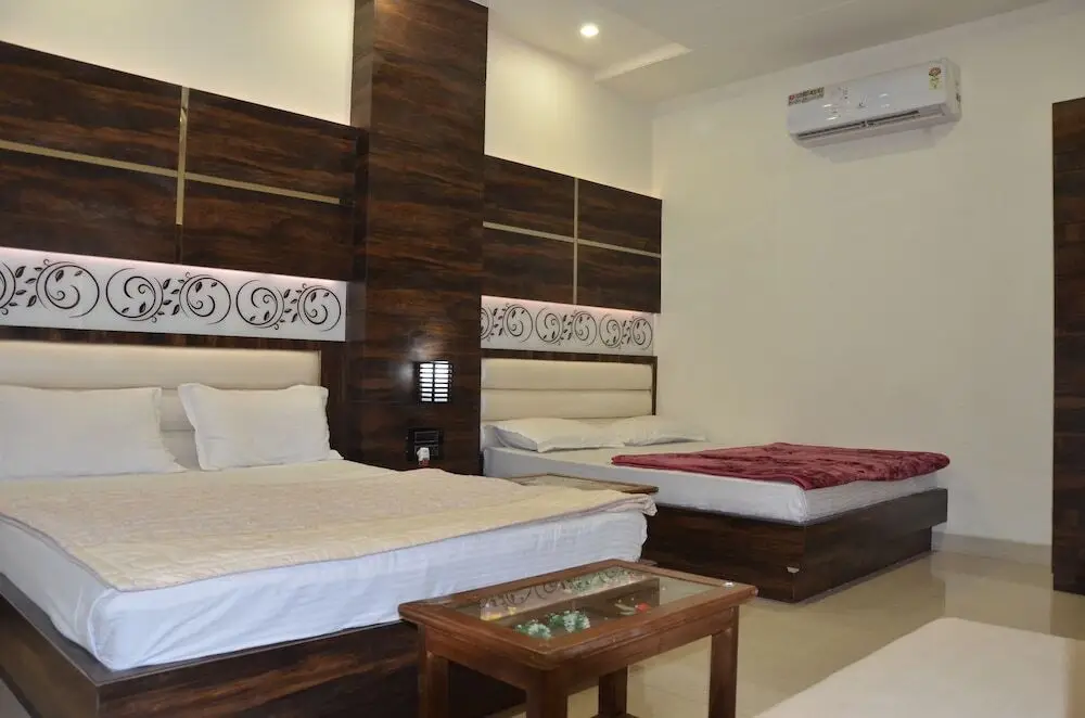 Матхура: Itsy Hotels Anjali Mahal 500, Mtrs From Mathura Railway Station