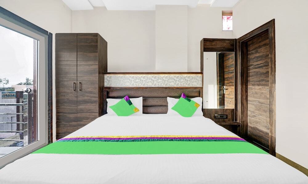 Матхура: Itsy Hotels Anjali Mahal 500, Mtrs From Mathura Railway Station