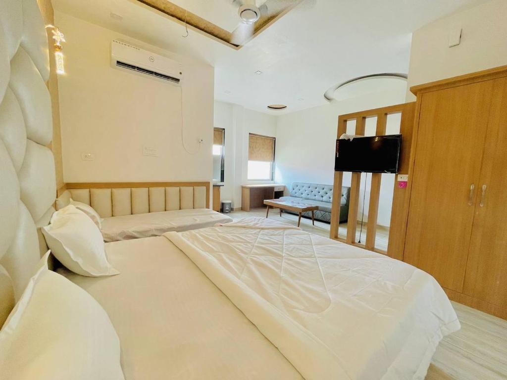 Матхура: Hotel B P Emerald