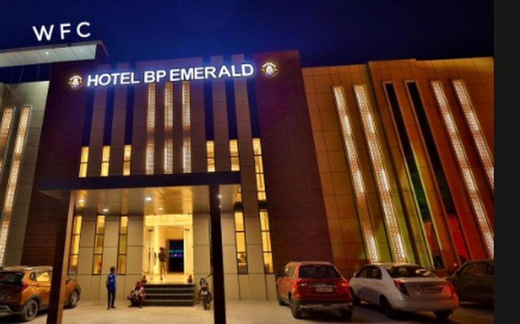 Hotel B P Emerald — фото 1