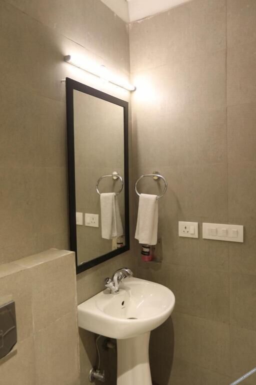 Нью-Дели: Hotel Grand Tashree