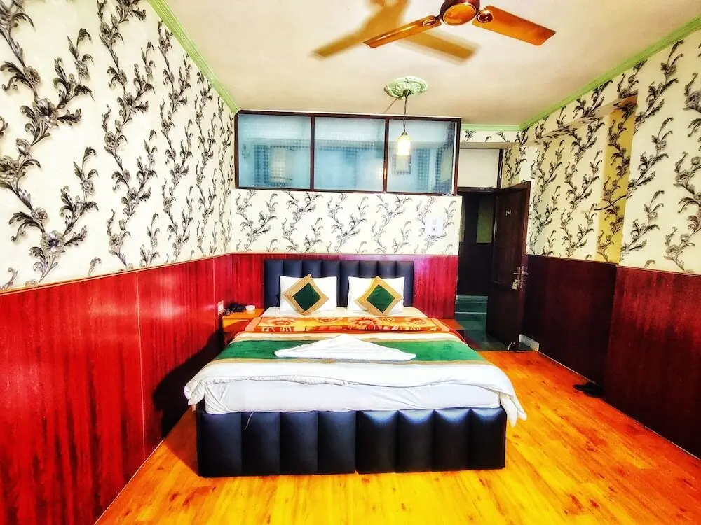 Шринагар: Darussalam Restaurant and Inn