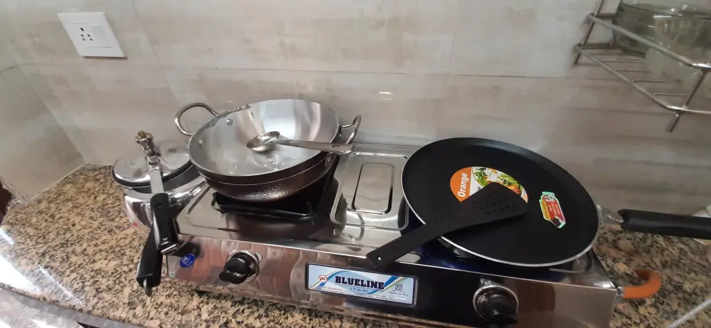 Нью-Дели: Luxury Flat in Foreigner Areof Lajpat Nagar With Fully Equipped Kitch