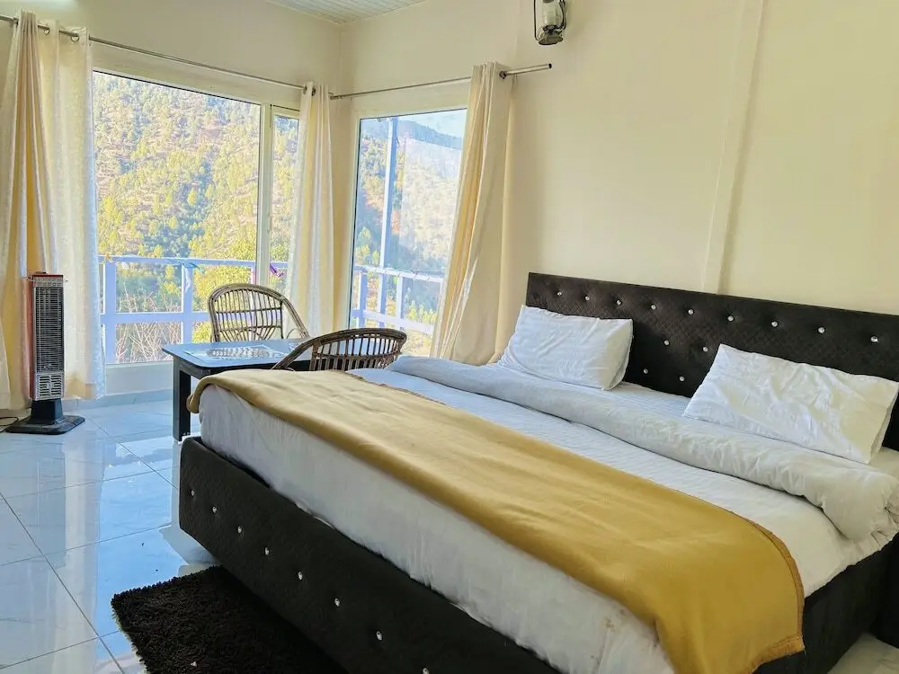 Техри: In Apple Estate Kanatal