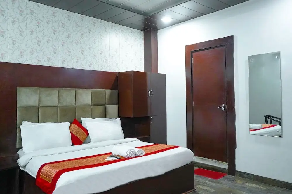 Нойда: Hotel cladis