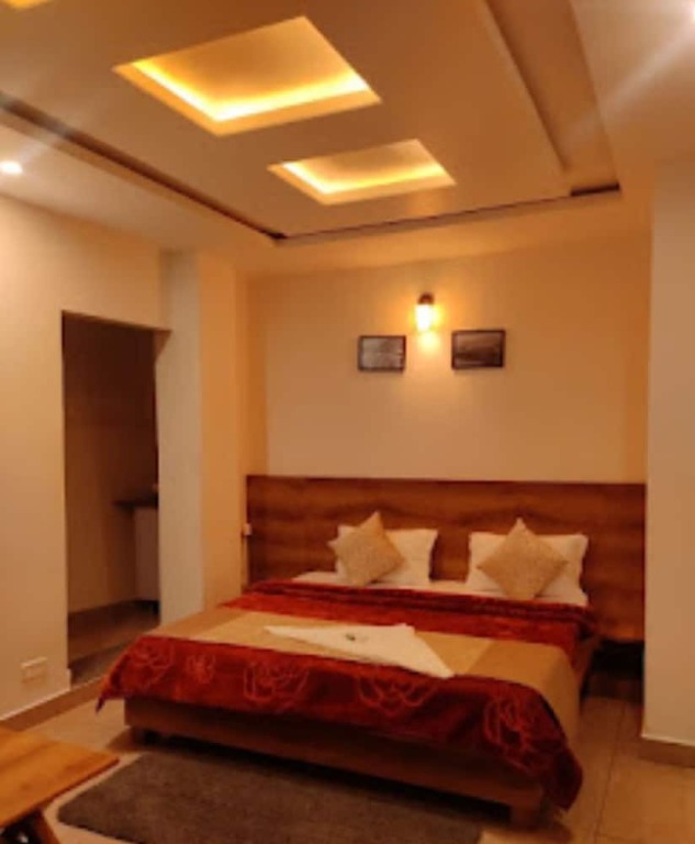 Чамба: Goroomgo MS Shepheard Hills Resort