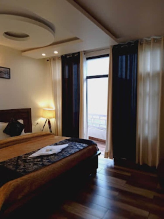 Чамба: Goroomgo MS Shepheard Hills Resort