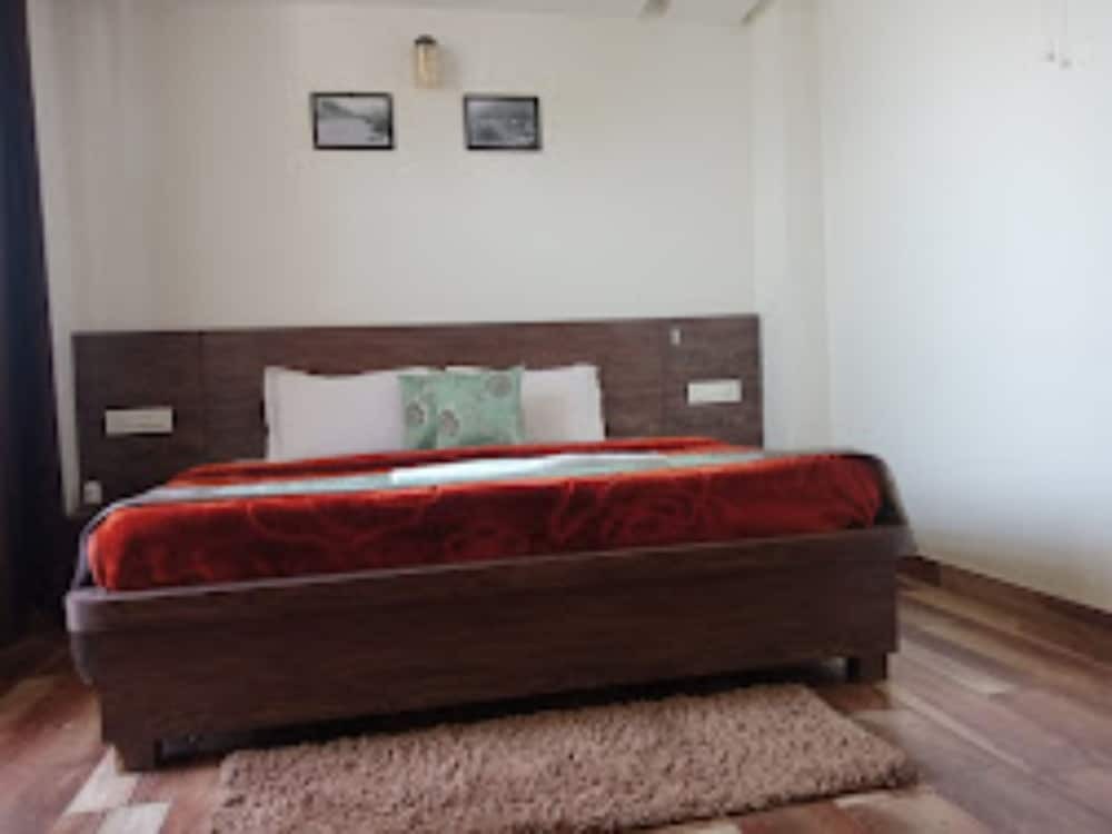 Чамба: Goroomgo MS Shepheard Hills Resort