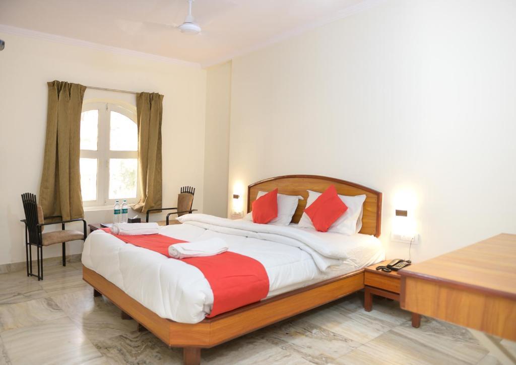 Тхане: Raja Hotel