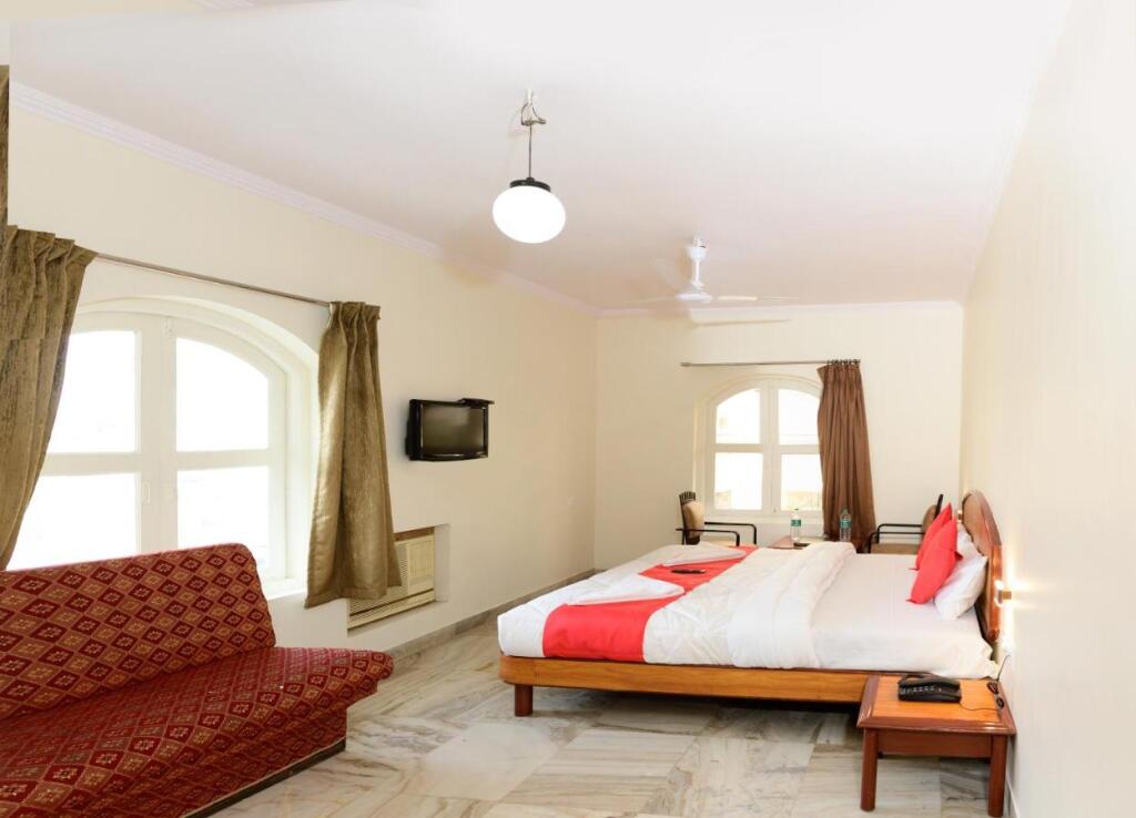 Тхане: Raja Hotel