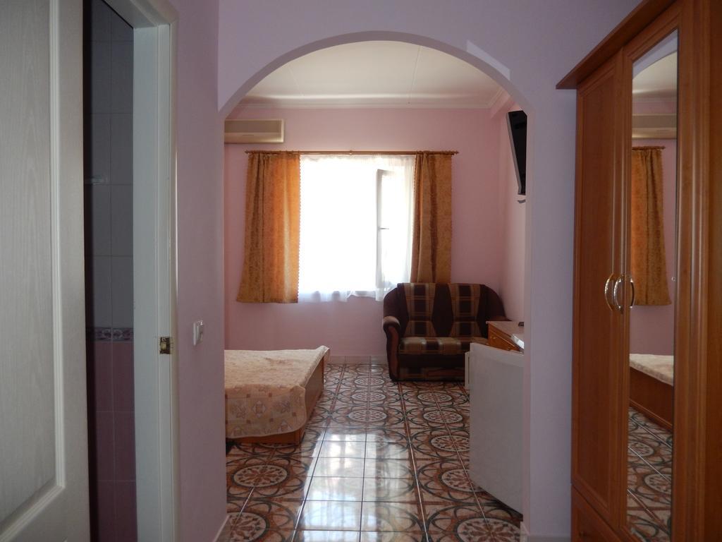 Коктебель: Villa Lira Guest House