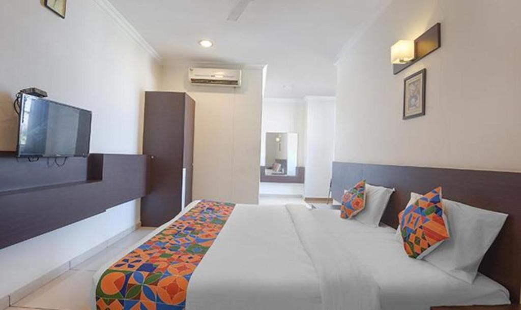 Соманур: FabHotel White Clouds