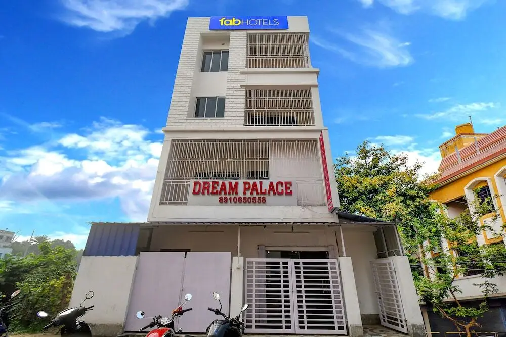 Fabhotel New Dream Palace — фото 1