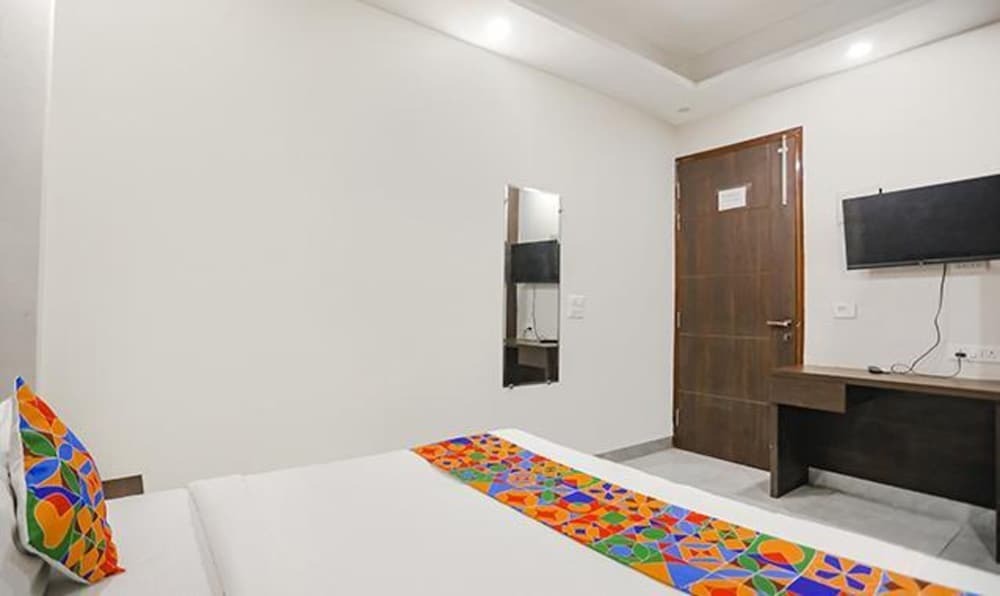 Нойда: FabHotel The Signature Inn
