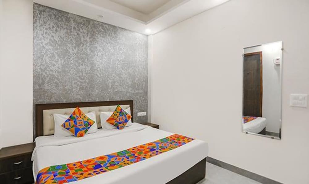 Нойда: FabHotel The Signature Inn