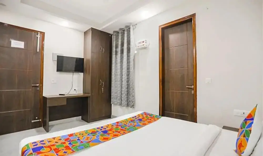 Нойда: FabHotel The Signature Inn