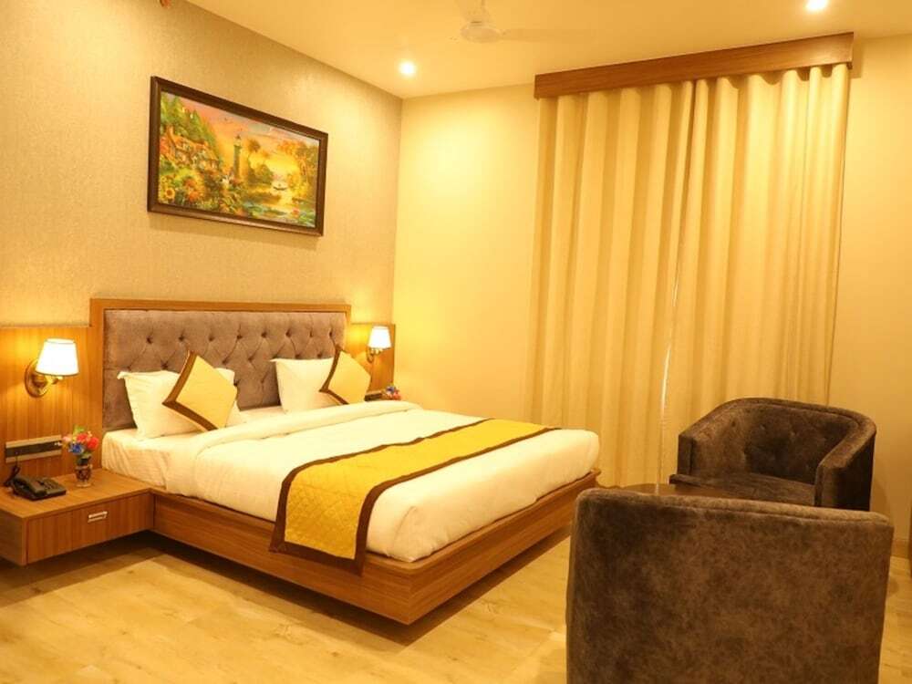 Удаипур: Pine Regency - Aravali's Peak view