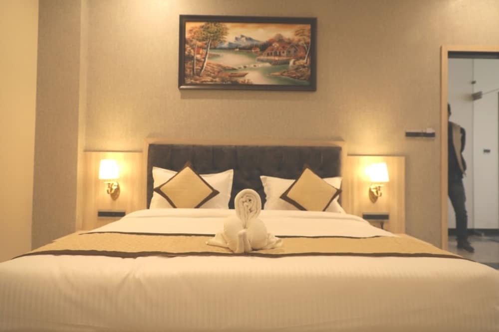 Удаипур: Pine Regency - Aravali's Peak view
