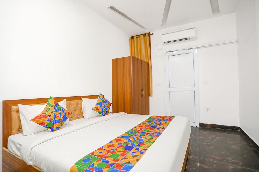 Нойда: FabHotel The Grand Suite