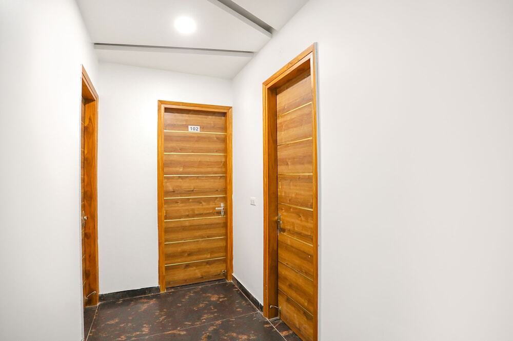 Нойда: FabHotel The Grand Suite