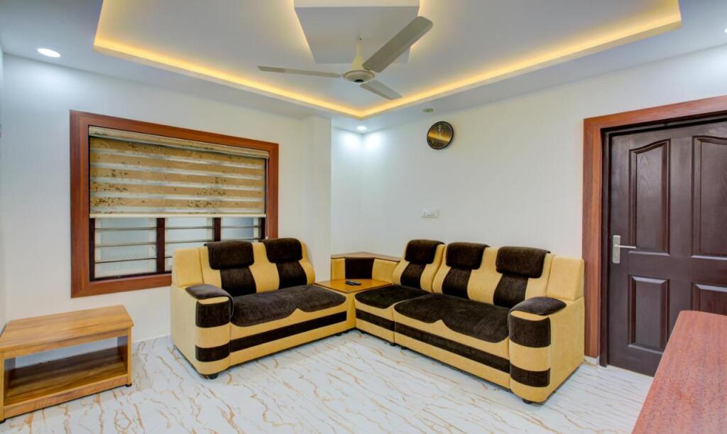 Куруппумтара: Treebo Love Shore Residency, Near Lakeshore Hospital