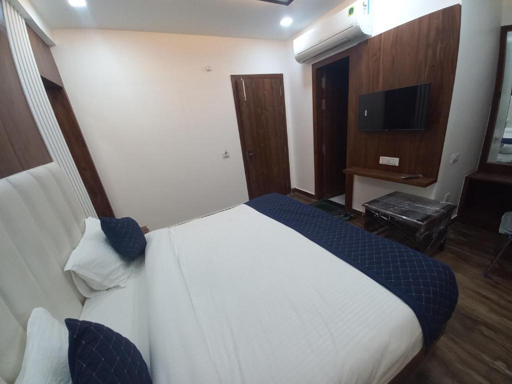 Агра: HOTEL The Rich Grand