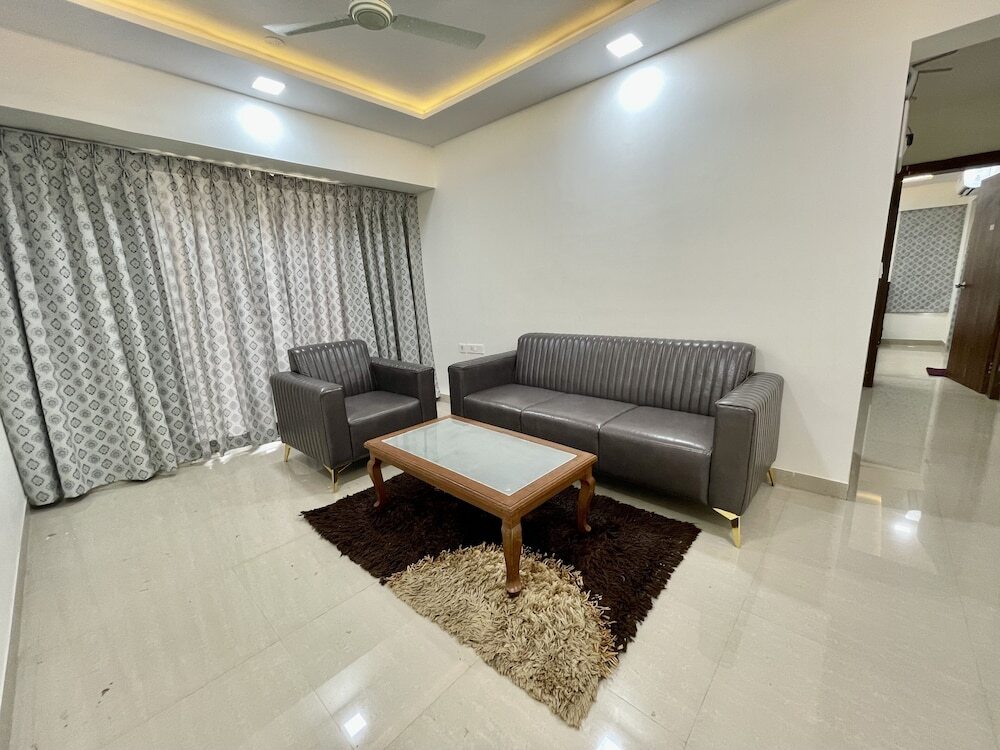 Пуна: StayBird Silver Oak An Apartment Hotel