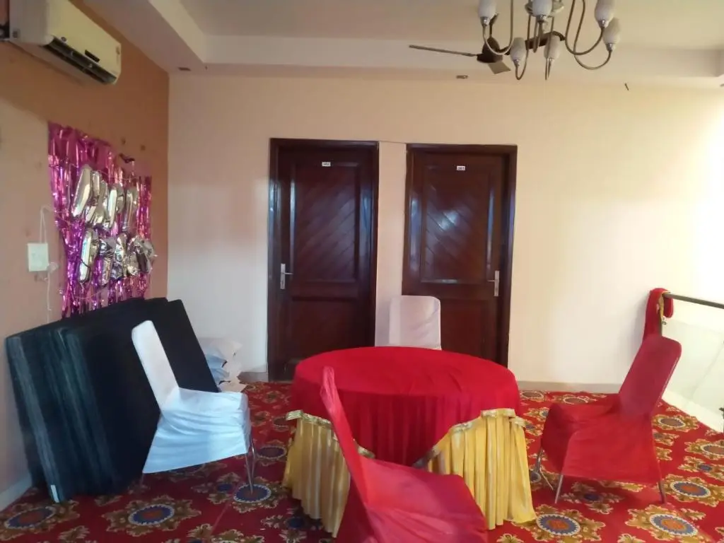 Нойда: Hotel The Royal Palm
