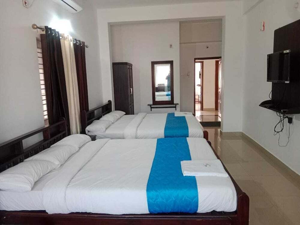 Йоджана Нагара: Hotel Blue Rays