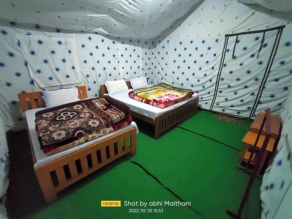 Чамоли: Sun and snow camp