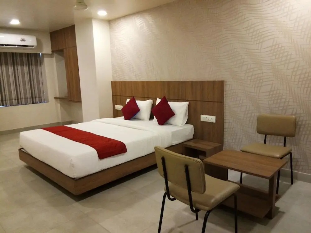 Тхане: Hotel Imperial