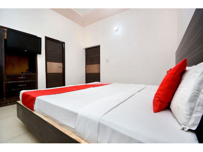 D S Royal Guest House b y OYO Rooms — фото 1