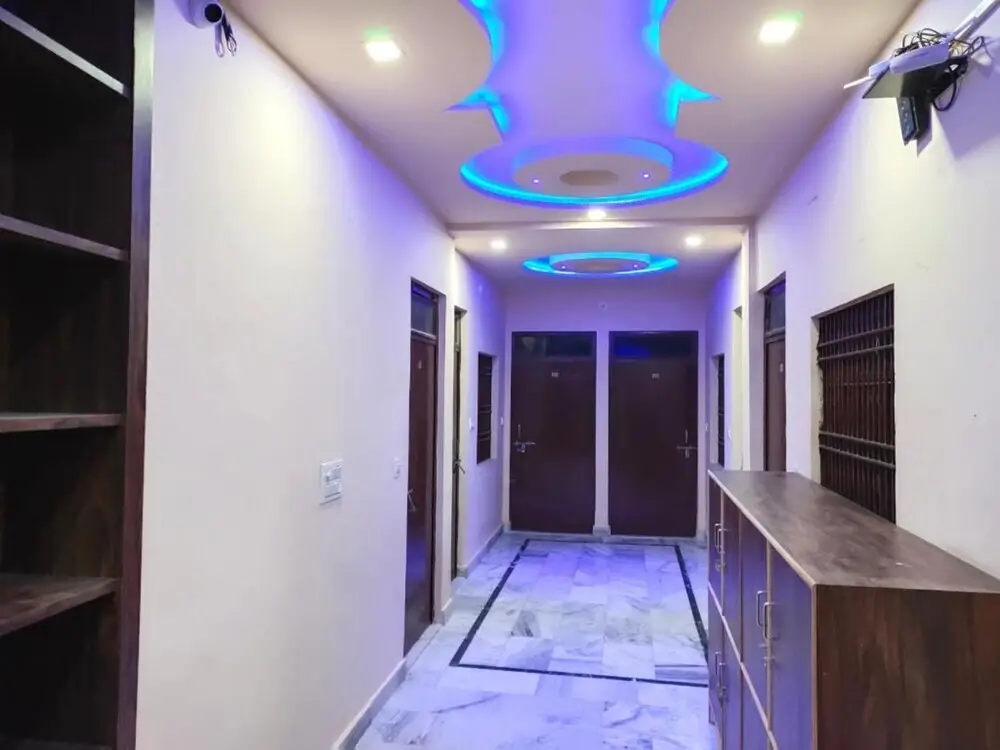 Агра: Big Brother Agra by Goroomgo