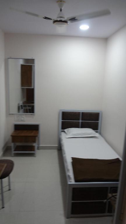 Нагпур: Anand P G hostel males only